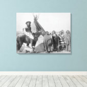 ラコタ族の女性と乳児と男の馬 キャンバスプリント (インサイチュ (ウッドフロア))