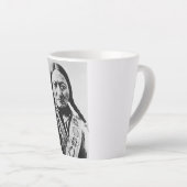 ラコタ首席降伏：座るブルフォートブフォード カフェラテマグ (右アングル)