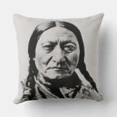 ラコタ首席降伏：座るブルフォートブフォード クッション (裏面)