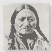 ラコタ首席降伏：座るブルフォートブフォード ストーンコースター (正面)