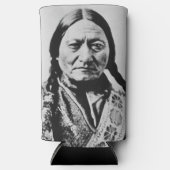 ラコタ首席降伏：座るブルフォートブフォード スリム缶クーラー (正面)