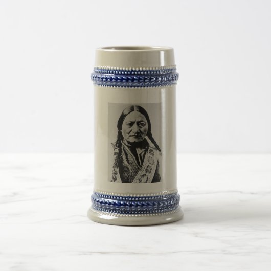 ラコタ首席降伏:座るブルフォートブフォード ビールジョッキ (中央)