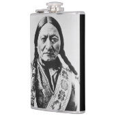 ラコタ首席降伏：座るブルフォートブフォード フラスク (左)