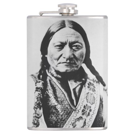 ラコタ首席降伏：座るブルフォートブフォード フラスク (正面)