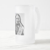 ラコタ首席降伏：座るブルフォートブフォード フロストグラスビールジョッキ (正面右)