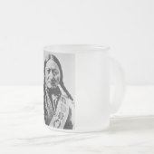 ラコタ首席降伏：座るブルフォートブフォード フロストグラスマグカップ (正面右)