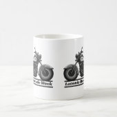 ラコニアオートバイウィークブラックアンドホワイトバイクもしくは自転車に乗る人 クール コーヒーマグカップ (中央)