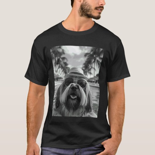 ラサ・アプソの自撮りが面白い夏の休暇中の犬 Tシャツ (正面)