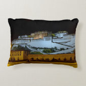 ラサ&ポタラ宮殿の夜、チベット（ヒマラヤ） アクセントクッション (裏面)