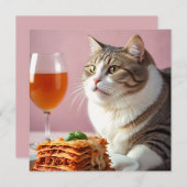 ラザニアとワイングラスを持つかわいい灰色の猫 (正面/裏面)
