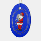 ラジオのクリスマスオーナメントを抱き締めるサンタ セラミックオーナメント (左)