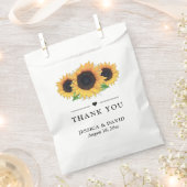 ラスティックなひまわりとベイビーズブレス、ユーカリのウェディング フェイバーバッグ (クリップ留めされた状態)