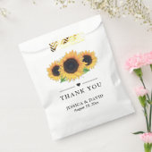 ラスティックなひまわりとベイビーズブレス、ユーカリのウェディング フェイバーバッグ (封をした状態)