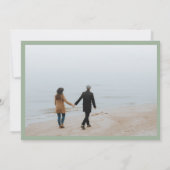 ラスティックなセージグリーンのスクリプト写真コラージュウェディング 招待状 (裏面)