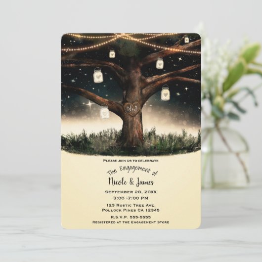 ラスティックな夜の木のライトとメイソンジャーでのエンゲージメント 招待状 (スタンド正面)
