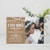 ラスティックな麻の布の結婚式前シャワーパーティーの招待状 BBQ カップル 招待状 (スタンド正面)