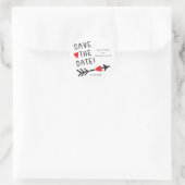 ラスティックなSAVE THE DATE ハートと矢印の結婚式ステッカー ラウンドシール (バッグ)