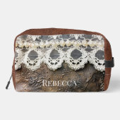 ラスティックウェスタン工具付き革とアンティークレース ドップキット (裏面)