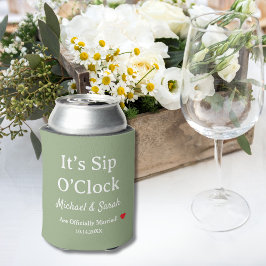 ラスティック ウェディング セージグリーン It's Sip O'Clock カスタムデザイン 缶クーラー