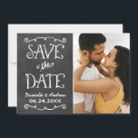ラスティック スクリプト ブラックボード ウェディング ブラック セーブザデート<br><div class="desc">独創的でユニークな両面フォトアナウンスメントカードのSave the Dateは、ラスティックな質感の黒板を背景に、手書きのようなフォントで白チョークのような外観が特徴です。結婚式の詳細とお気に入りのポートレートフォーマットの婚約写真でパーソナライズできます。</div>