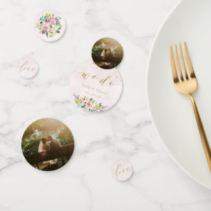 ラスティック ピンク フローラル ウェディング テーブル コンフェッティ