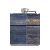 ラスティック ブルー ウッド | バチェラー ウィークエンド モノグラム フラスク (裏面)