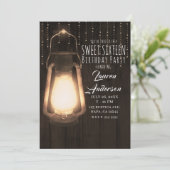 ラスティック ランタン & ライト ブラウン ウッド スイート 16 パーティー 招待状 (スタンド正面)