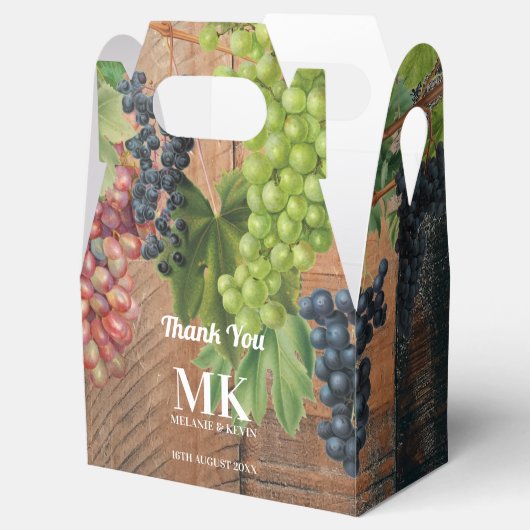 ラスティック ヴィネヤード ウッド & グレープス モノグラム ウェディング フェイバーボックス (オープン)