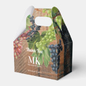 ラスティック ヴィネヤード ウッド & グレープス モノグラム ウェディング フェイバーボックス (正面サイド)