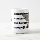 ラストコーナーでの勝利、決して上与えへの勝利 コーヒーマグカップ (中央)