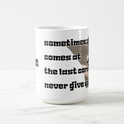 ラストコーナーでの勝利、決して上与えへの勝利 コーヒーマグカップ (中央)