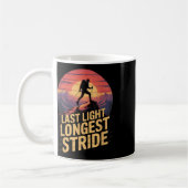 ラストライト 最長ストライド 日没 ハイキング マウンテンT コーヒーマグカップ (左)
