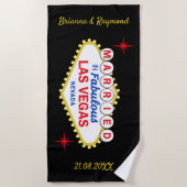 ラスベガスプールパーティーで結婚したカップル ビーチタオル (正面)