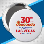 ラスベガス誕生日パーティー – 30th Birthday In Vegas 缶バッジ<br><div class="desc">ラスベガスで30歳の誕生日を計画するのか？このラスベガスへようこそサインスタイルデザインは、30歳の人がベガスでバースデーパーティを楽しむのに最適な方法であ祝る。週末素晴らし休暇や休暇のため来に、女の子の旅行や誕生日の分隊がラスベガスへ。「30th Birthday in Fabulous Las Vegas Nevada」の特徴/キング&エース優勝ブラックジャックの手と有名な「Welcome to Las Vegas」のスタイルで設計されたサイコロのペアLas Vegas Blvdの南端にランドマーク。写真素晴らしとラスベガスのお土産に！</div>