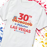 ラスベガス誕生日パーティー – 30th Birthday In Vegas Tシャツ<br><div class="desc">ラスベガスで30歳の誕生日を計画するのか？このラスベガスへようこそサインスタイルデザインは、30歳の人がベガスでバースデーパーティを楽しむのに最適な方法であ祝る。週末素晴らし休暇や休暇のため来に、女の子の旅行や誕生日の分隊がラスベガスへ。「30th Birthday in Fabulous Las Vegas Nevada」の特徴/キング&エース優勝ブラックジャックの手と有名な「Welcome to Las Vegas」のスタイルで設計されたサイコロのペアLas Vegas Blvdの南端にランドマーク。写真素晴らしとラスベガスのお土産に！</div>