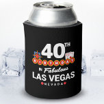 ラスベガス誕生日パーティー – 40th Birthday In Vegas 缶クーラー<br><div class="desc">ラスベガスで40歳の誕生日を計画するのか？このラスベガスへようこそサインスタイルデザインは、ラスベガスで誕生日パーティーと一緒に40歳の祝ための完璧な方法である！週末素晴らし休暇や休暇のため来に、女の子の旅行や誕生日の分隊がラスベガスへ。「40th Birthday in Fabulous Las Vegas Nevada」の特徴/キング&エース優勝ブラックジャックの手と有名な「Welcome to Las Vegas」のスタイルで設計されたサイコロのペアLas Vegas Blvdの南端にランドマーク。写真素晴らしとラスベガスのお土産に！</div>