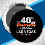 ラスベガス誕生日パーティー – 40th Birthday In Vegas 缶バッジ<br><div class="desc">ラスベガスで40歳の誕生日を計画するのか？このラスベガスへようこそサインスタイルデザインは、ラスベガスで誕生日パーティーと一緒に40歳の祝ための完璧な方法である！週末素晴らし休暇や休暇のため来に、女の子の旅行や誕生日の分隊がラスベガスへ。「40th Birthday in Fabulous Las Vegas Nevada」の特徴/キング&エース優勝ブラックジャックの手と有名な「Welcome to Las Vegas」のスタイルで設計されたサイコロのペアLas Vegas Blvdの南端にランドマーク。写真素晴らしとラスベガスのお土産に！</div>