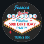 ラスベガス50th Birthday Partyスタンプ ラウンドシール<br><div class="desc">あなたの素晴らしい50誕生日のための私たちの素晴らしいラスベガステーマ誕生日パーティーのステッカーは、ラスベガスのウェルカムサインのように見えるが、招待されましたは素晴らしい50thバースデーパーティーに言う。カスタマイズ可能なテキストと背景。パーティーの招待状、郵便切手、Tシャツ、ギフトも用意。ピンクインクアートオリジナル!</div>