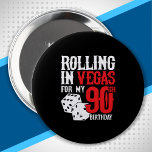 ラスベガス90th Birthday Party - 転がs in Vegas 缶バッジ<br><div class="desc">90歳の誕生日にベガスに行くの？この「ベガス転がで90誕生日へ」デザインは、ラスベガスへの旅行のためのおもしろい90歳の誕生日の贈り物であり、ラスベガスで誕生日パーティーと90歳を覚えてお土産だ！サプライズ素晴らしバケーションギフト！</div>