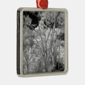 ラス2の木々の建物と小道の赤外線 メタルオーナメント (右)