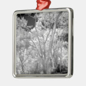 ラス2の木々の建物と小道の赤外線 メタルオーナメント (左)