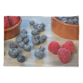 ラズベリーとブルーベリー 枕カバー (裏面)