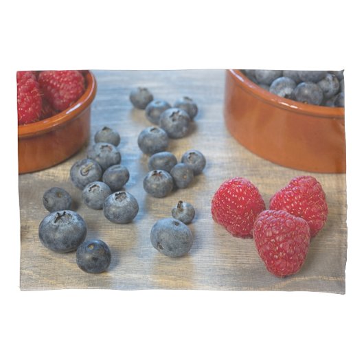 ラズベリーとブルーベリー 枕カバー (正面)
