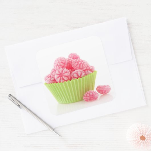 ラズベリーのおいしいキャンディースイーツのグリーンカップケーキ スクエアシール (封筒)