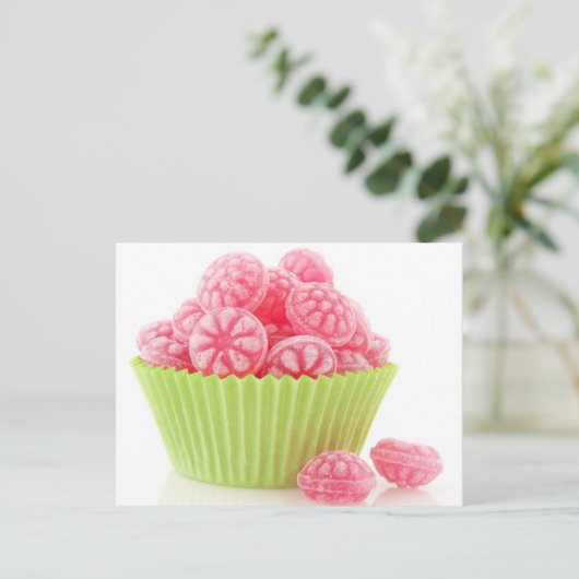 ラズベリーのおいしいキャンディースイーツのグリーンカップケーキ ポストカード (スタンド正面)