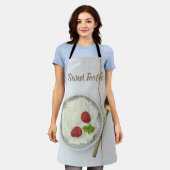 ラズベリーのデザートを添えた甘歯ライスプリン エプロン (着用した状態)