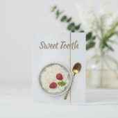 ラズベリーのデザートを添えた甘歯ライスプリン シーズンポストカード (スタンド正面)