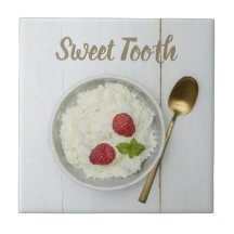 ラズベリーのデザートを添えた甘歯ライスプリン