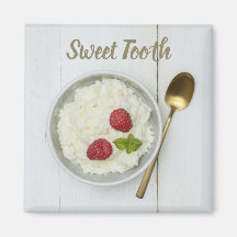 ラズベリーのデザートを添えた甘歯ライスプリン