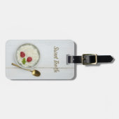 ラズベリーのデザートを添えた甘歯ライスプリン ラゲッジタグ (正面横)